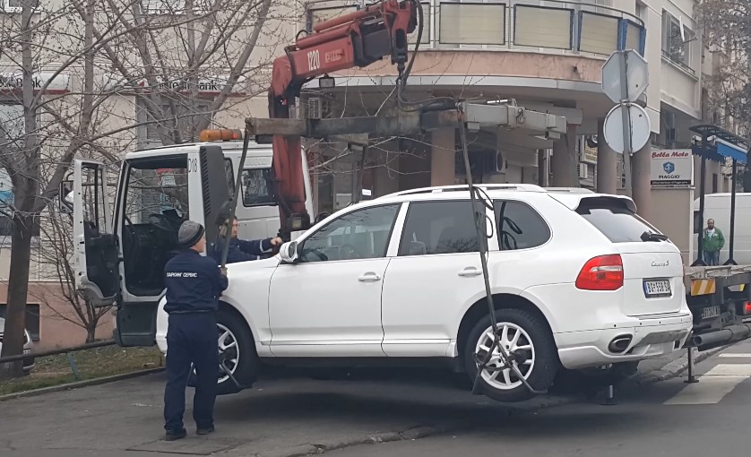 Pauk odnosi beli automobil sa parkinga