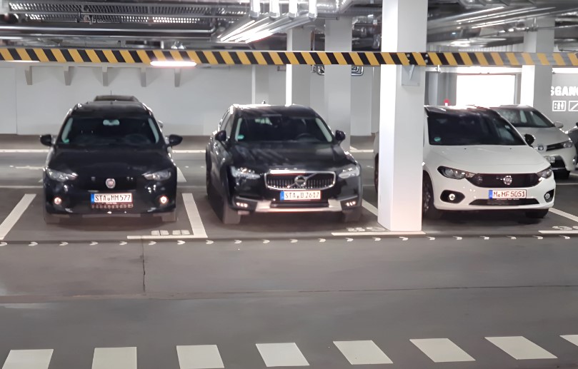 Automobili parkirani u podzemnoj garaži